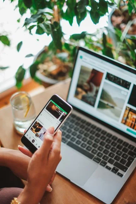 Un espace de travail contemporain mettant en avant un ordinateur portable, une tablette et des smartphones, idéal pour un usage technologique et freelance.